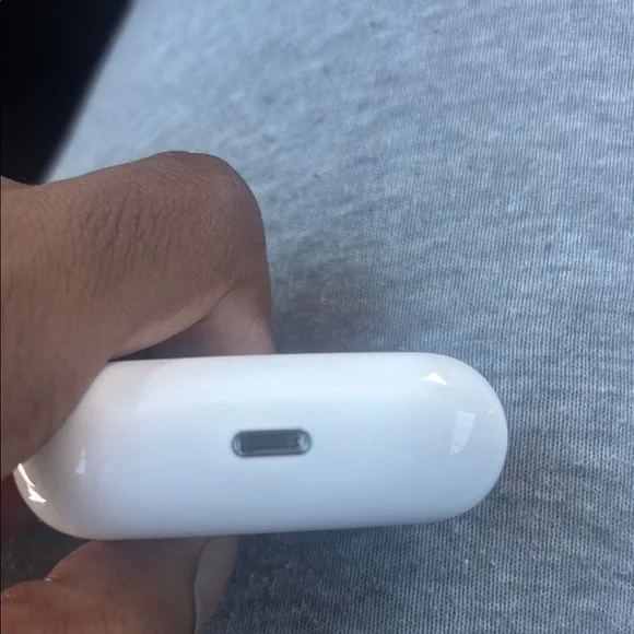 Apple White Earbud Headphones Wireless Charging Case Earbud Headphones